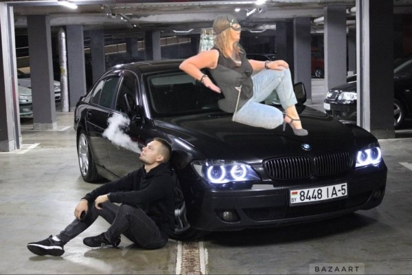 &laquo;Женщина-кошка&raquo; из Минска стала мемом. В автомобильных пабликах &laquo;пожар&raquo;