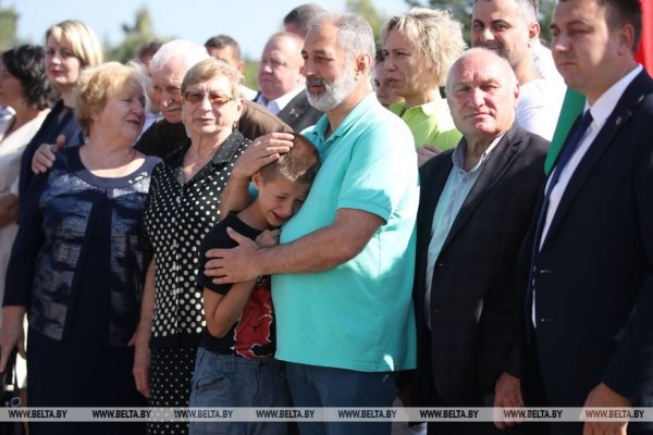 Жизнь достойна блокбастера. Под Пинском установили мемориальную доску борцу за воссоединение Беларуси