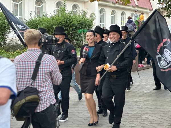 Тем временем впервые в Бресте на улице Советской проходит шествие трубочистов Тем временем впервые в Бресте на улице Советской проходит шествие трубочистов