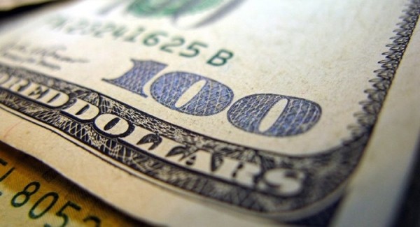 Около 200 тысяч долларов иностранка хотела ввезти из Польши в Беларусь Около 200 тысяч долларов иностранка хотела ввезти из Польши в Беларусь