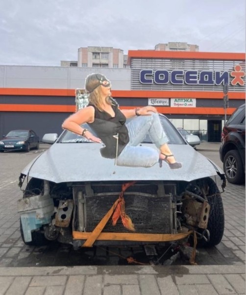 &laquo;Женщина-кошка&raquo; из Минска стала мемом. В автомобильных пабликах &laquo;пожар&raquo;