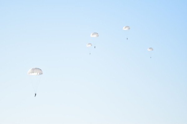 Под Брестом военнослужащие совершили прыжки с парашютом из самолета АН-2