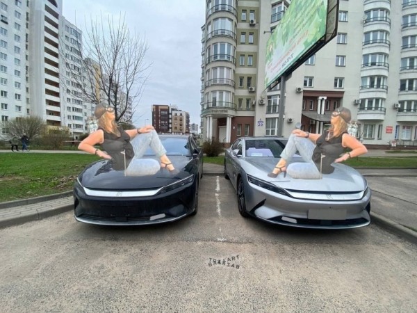 &laquo;Женщина-кошка&raquo; из Минска стала мемом. В автомобильных пабликах &laquo;пожар&raquo;