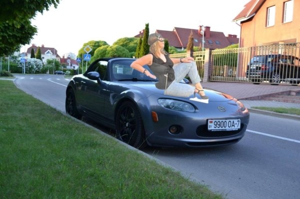 &laquo;Женщина-кошка&raquo; из Минска стала мемом. В автомобильных пабликах &laquo;пожар&raquo;