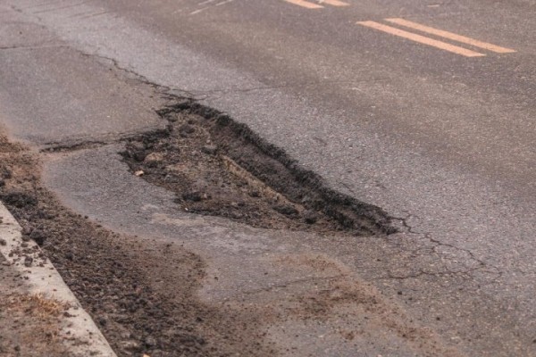 Суд защитил права владельца авто, поврежденного из-за ямочности на дороге