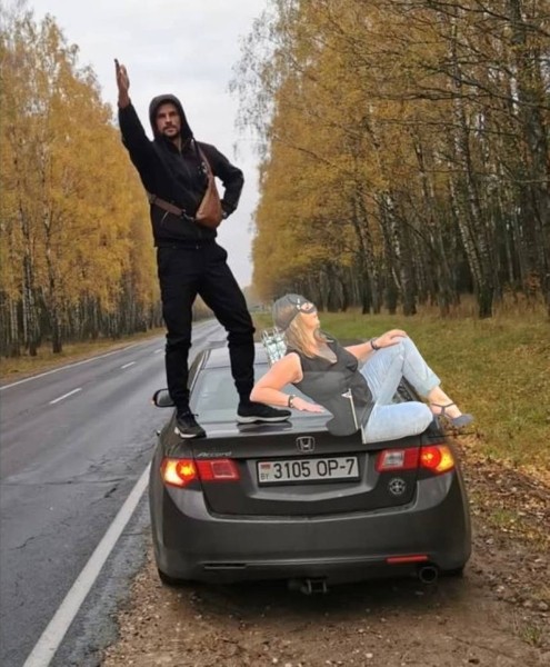 &laquo;Женщина-кошка&raquo; из Минска стала мемом. В автомобильных пабликах &laquo;пожар&raquo;