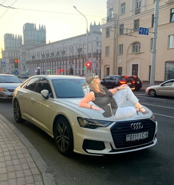 &laquo;Женщина-кошка&raquo; из Минска стала мемом. В автомобильных пабликах &laquo;пожар&raquo;