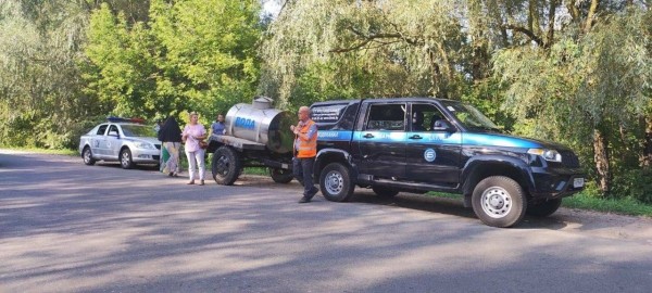 В Бресте ожидающим выезда за границу подвезли питьевую воду В Бресте ожидающим выезда за границу подвезли питьевую воду
