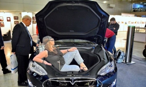 &laquo;Женщина-кошка&raquo; из Минска стала мемом. В автомобильных пабликах &laquo;пожар&raquo;