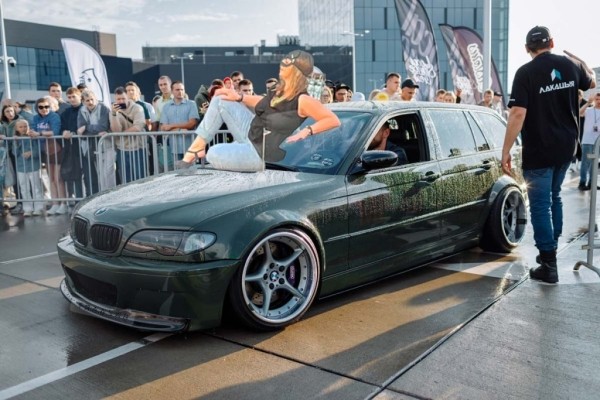 &laquo;Женщина-кошка&raquo; из Минска стала мемом. В автомобильных пабликах &laquo;пожар&raquo;