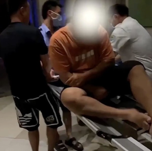 В Китае резко упал лифт, подбросив пассажиров до потолка. Инцидент попал на видео