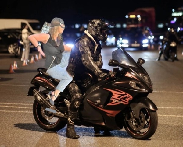 &laquo;Женщина-кошка&raquo; из Минска стала мемом. В автомобильных пабликах &laquo;пожар&raquo;