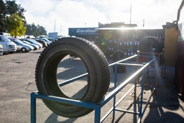 «От 50 долларов за комплект». Изучили шинный рынок в Польше и Литве
