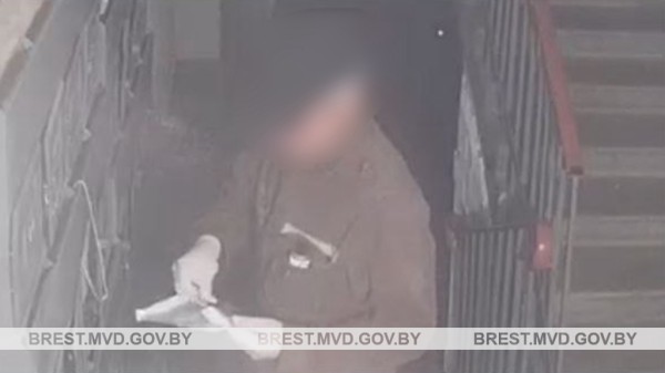 Мужчина обиделся на бывшую возлюбленную и расклеил ее интимные фото в подъезде. Случай в Брестской области Мужчина обиделся на бывшую возлюбленную и расклеил ее интимные фото в подъезде. Случай в Брестской области