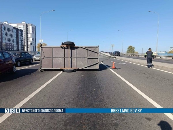 В Бресте перевернулся прицеп на Западном обходе. Что стало причиной?