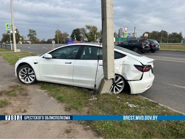 Житель Бреста на Tesla врезался в световую опору и дорожный знак