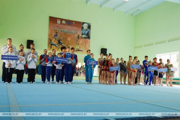 Более 100 спортсменов из Беларуси и России выступают на турнире по спортивной акробатике в Бресте