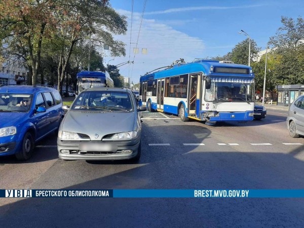 В Бресте водитель троллейбуса совершила ДТП