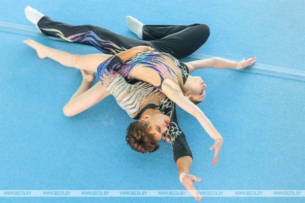 Более 100 спортсменов из Беларуси и России выступают на турнире по спортивной акробатике в Бресте