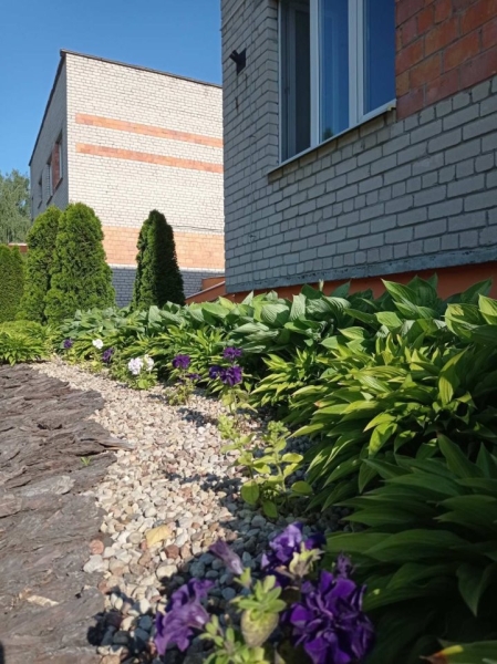 Какими работами по благоустройству заняты работники и воспитанники учреждений образования Ленинского района г. Бреста?