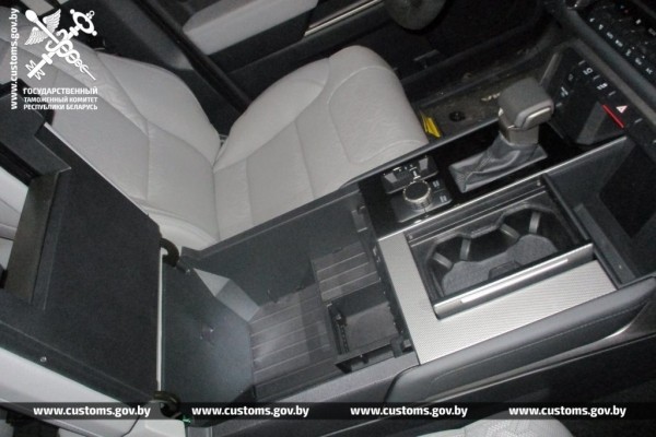 В ж/д вагоне, который должен был быть пустым, нашли автомобили на 500 тысяч долларов