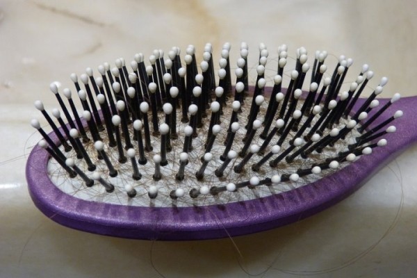 Трихолог объяснила, как правильно расчесывать волосы и почему это важно