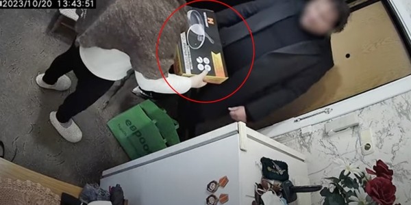 «Вера Павловна, поздравлять вас будем». Как бабушка — крепкий орешек отвадила «ходоков» (смотреть со звуком)