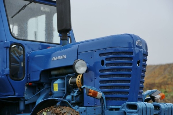 По полям, по полям синий трактор едет к нам! Белорус показал восстановленный МТЗ-50 1965 г. в.