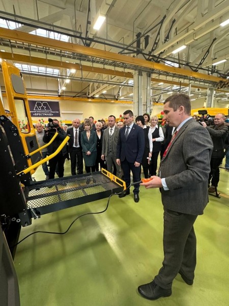 На ОАО «Брестмаш» состоялась торжественная церемония передачи специально оборудованного транспорта учреждениям образования Брестской области