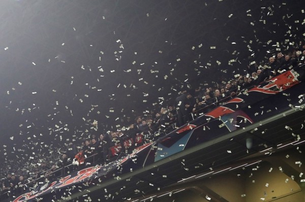 Фанаты во время матча забросали вратаря «деньгами». Что это значило?