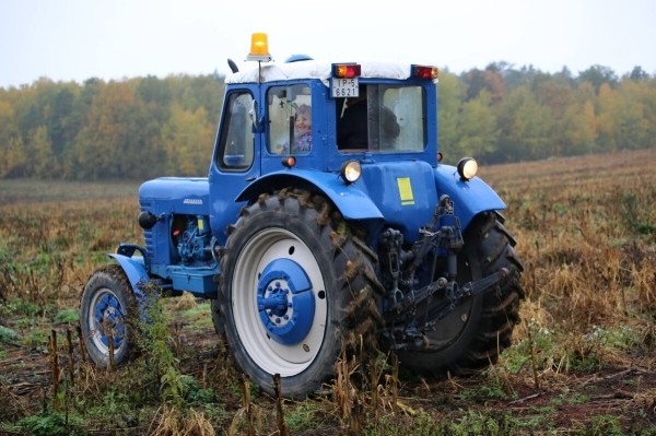 По полям, по полям синий трактор едет к нам! Белорус показал восстановленный МТЗ-50 1965 г. в.
