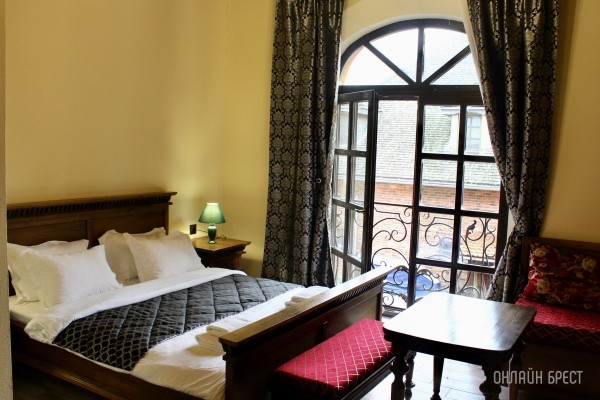 Запланируйте семейный отдых на антуражной вилле с бассейном и рестораном недалеко от Бреста. Аренда номеров, празднование торжеств в Villa Boutique Hotel