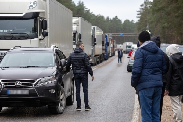 «Ругань здесь обычное дело!» Репортаж с белорусско-литовской границы, где очередь растянулась на неделю