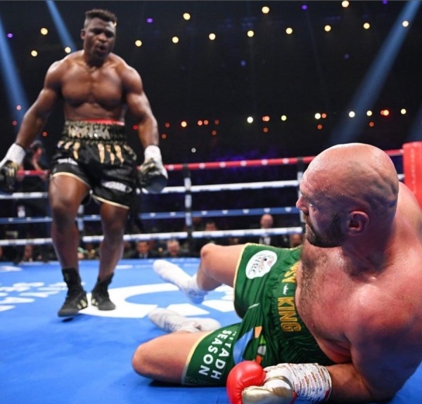 Боксер Тайсон Фьюри с трудом победил экс-чемпиона UFC Фрэнсиса Нганну