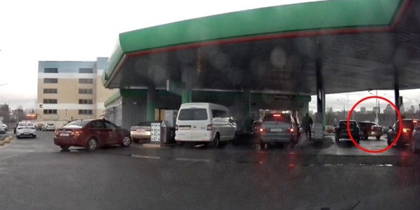 Когда ты у мамы самый хитрый. Водитель каршеринга пошел «против шерсти» в очереди на заправке Когда ты у мамы самый хитрый. Водитель каршеринга пошел «против шерсти» в очереди на заправке