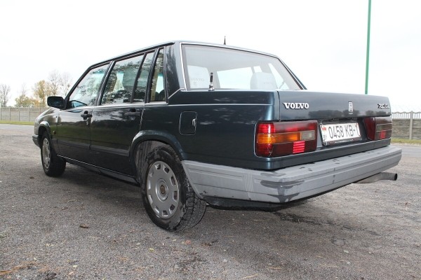 Настоящий «шведский чемодан»! На брестских улицах до сих пор ездит на неубиваемом Volvo 740 GL Настоящий «шведский чемодан»! На брестских улицах до сих пор ездит на неубиваемом Volvo 740 GL