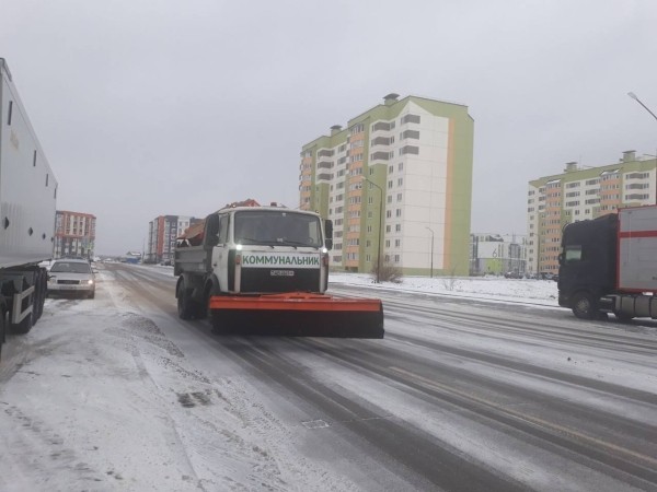 В Бресте борются с гололедом: на улицах работают более 200 человек и 13 пескоразбрасывателей В Бресте борются с гололедом: на улицах работают более 200 человек и 13 пескоразбрасывателей