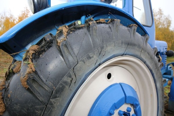 По полям, по полям синий трактор едет к нам! Белорус показал восстановленный МТЗ-50 1965 г. в.