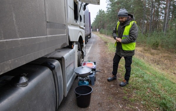 «Ругань здесь обычное дело!» Репортаж с белорусско-литовской границы, где очередь растянулась на неделю