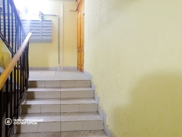 «Не хотели жить в свинарнике». Как солигорчане превратили убитый подъезд в элитный