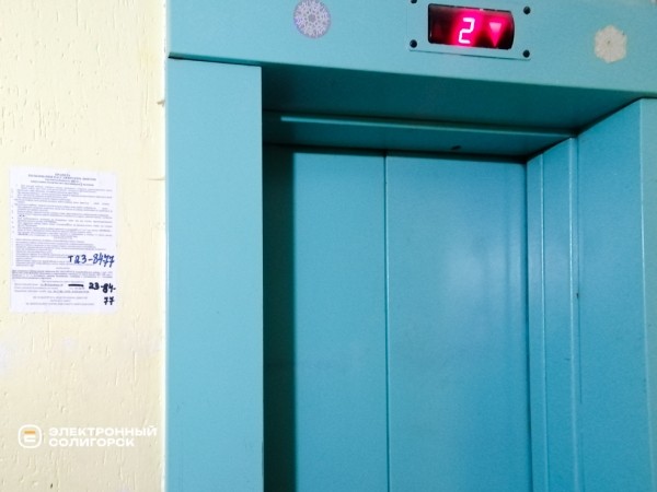 «Не хотели жить в свинарнике». Как солигорчане превратили убитый подъезд в элитный