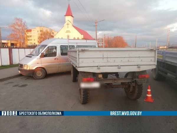 ДТП в Бресте: прицеп врезался в припаркованный автомобиль ДТП в Бресте: прицеп врезался в припаркованный автомобиль