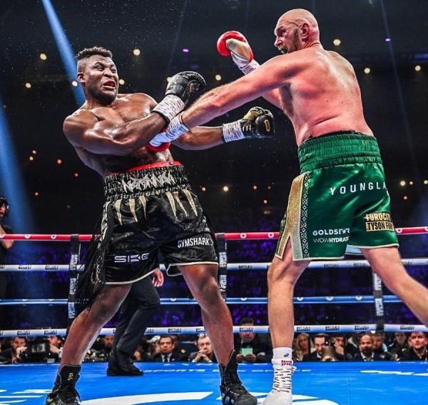 Боксер Тайсон Фьюри с трудом победил экс-чемпиона UFC Фрэнсиса Нганну