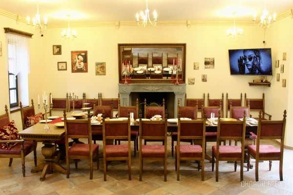 Запланируйте семейный отдых на антуражной вилле с бассейном и рестораном недалеко от Бреста. Аренда номеров, празднование торжеств в Villa Boutique Hotel