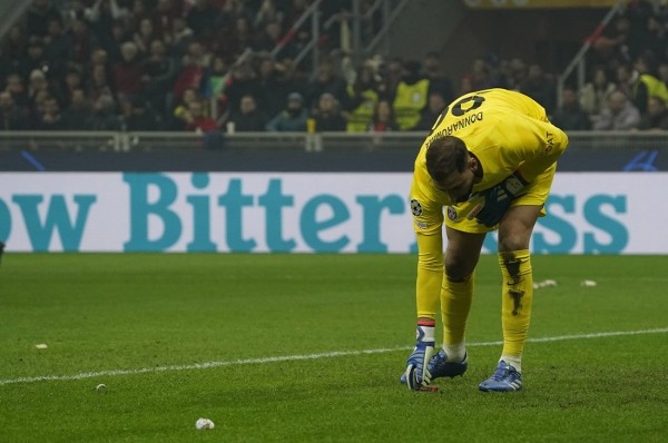 Фанаты во время матча забросали вратаря «деньгами». Что это значило?