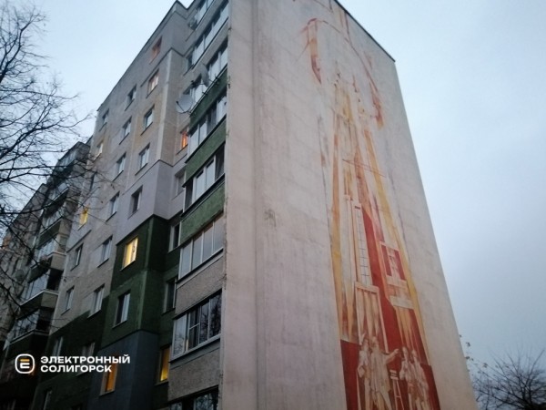 «Не хотели жить в свинарнике». Как солигорчане превратили убитый подъезд в элитный