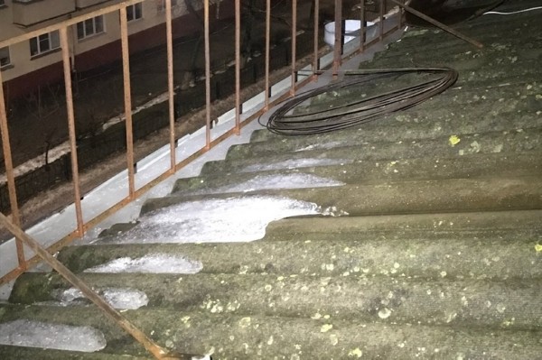 В Гомеле на гимназисток упала ледяная глыба. Возбуждено уголовное дело В Гомеле на гимназисток упала ледяная глыба. Возбуждено уголовное дело