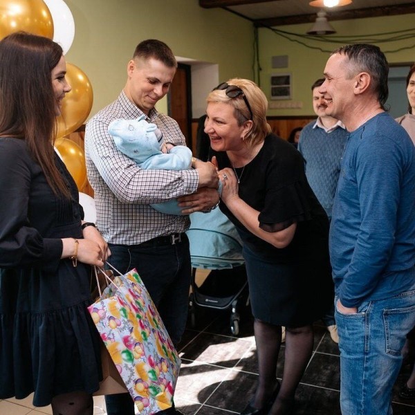 Стала бабушкой, а через месяц — мамой. Поговорили с бабушками «немного за 35»