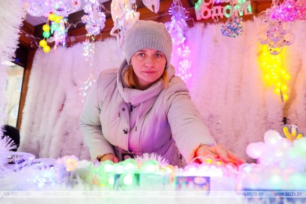 Пестрые, сияющие и манящие. Предновогодние ярмарки открылись в Бресте Пестрые, сияющие и манящие. Предновогодние ярмарки открылись в Бресте