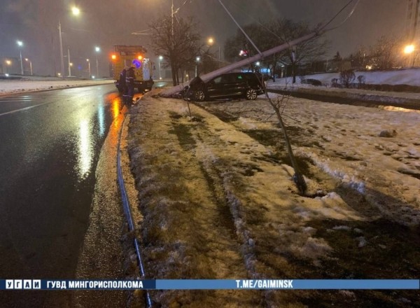 Автомобиль в Минске придавило столбом. Есть видео Автомобиль в Минске придавило столбом. Есть видео